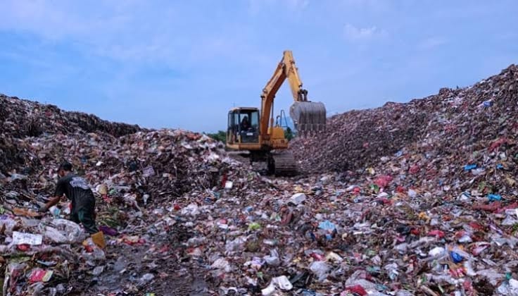 usai-lebaran-tumpukan-sampah-di-tpa-pakusari-capai-32-meter