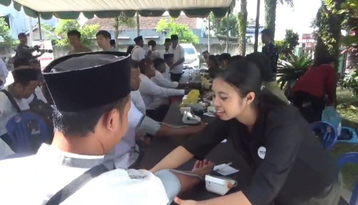 mawar-sharon-peduli-ratusan-petugas-kebersihan-jember-dapat-bantuan-sosial