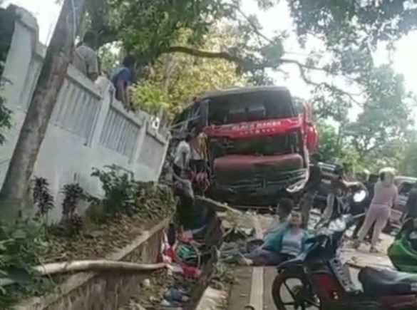 bus-rombongan-rs-bina-sehat-jember-kecelakaan-di-probolinggo-polisi-fokus-evakuasi-korban