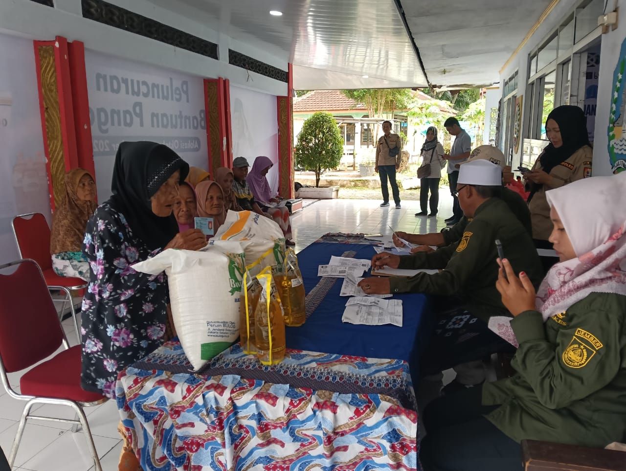 perkuat-ketahanan-pangan-pemkab-jember-salurkan-4-ribu-ton-bantuan-pangan