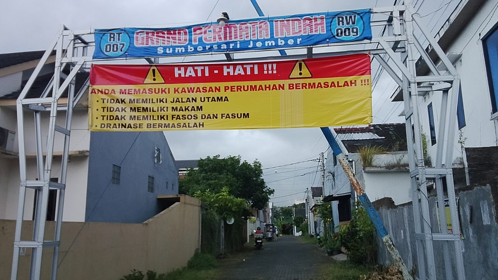 rumah-dijual-massal-bentuk-kekecewaan-warga-perumahan-grand-permata-indah-jember