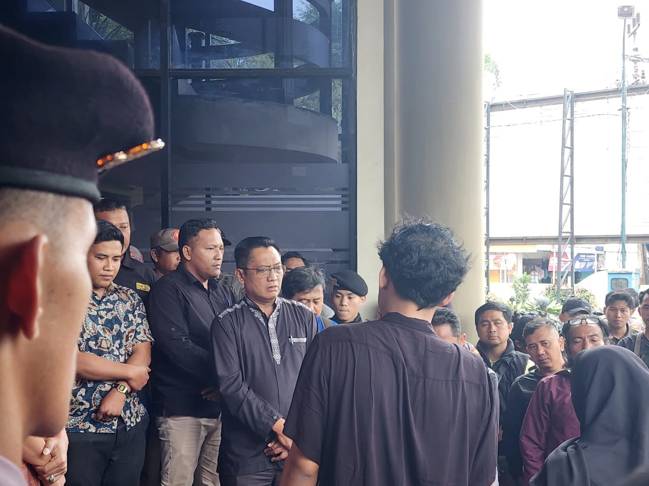 massa-amj-demo-di-dprd-jember-tuntut-pembebasan-demonstran-dan-reformasi