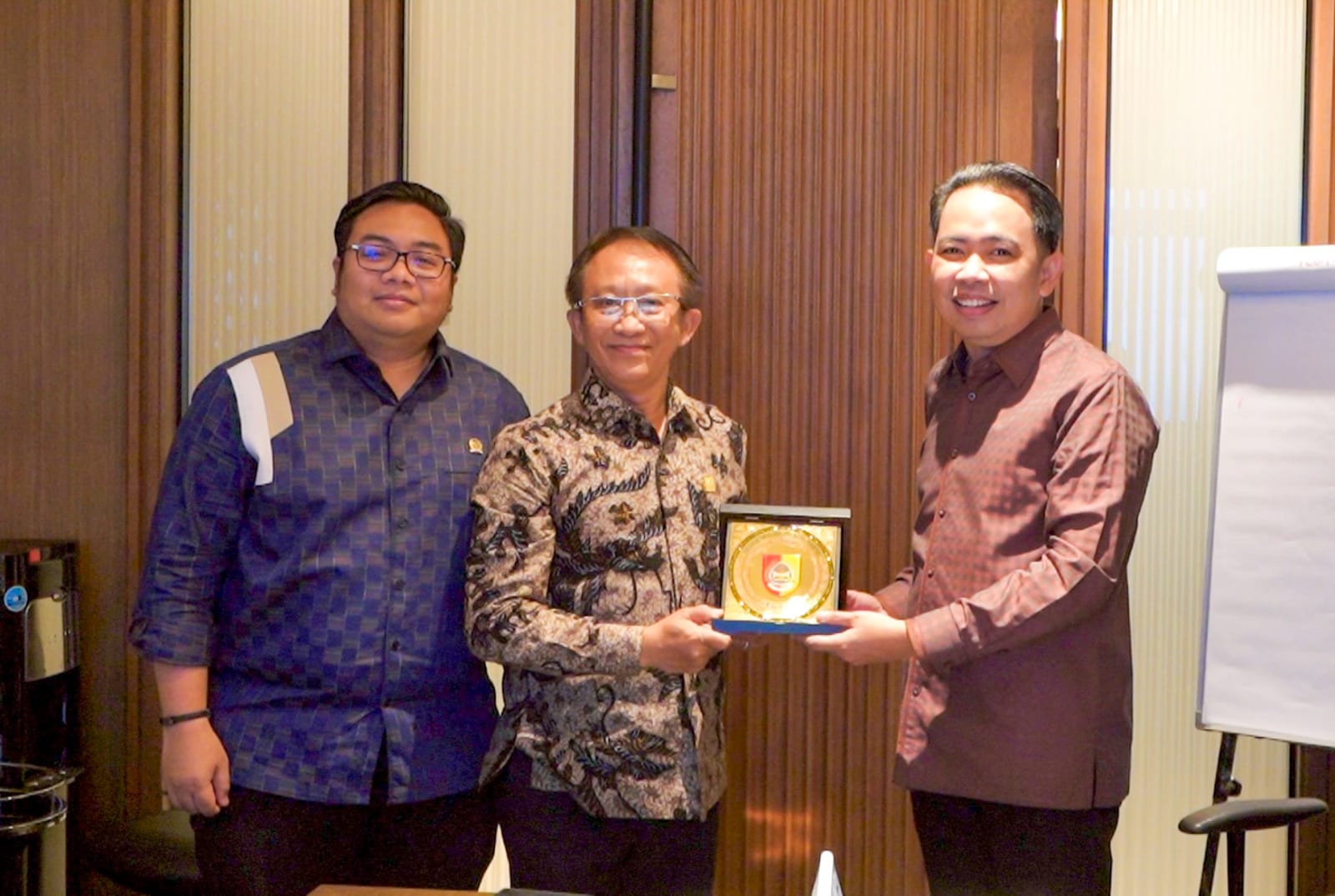 demi-wong-cilik-bupati-fawait-ajukan-pemasangan-7-ribu-listrik-gratis-ke-pln-pusat