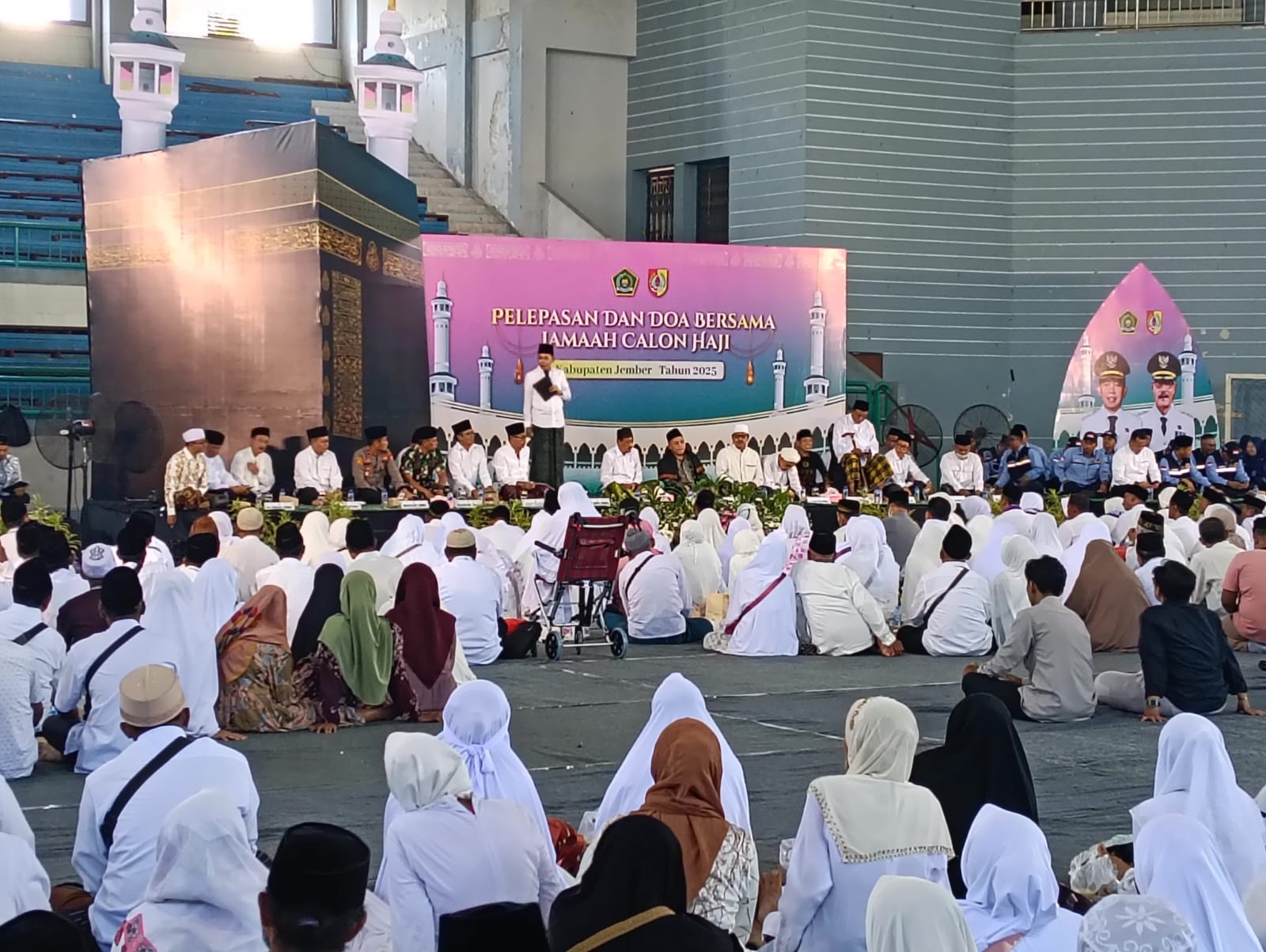 2260-jemaah-haji-jember-siap-berangkat-bupati-fawait-jaga-kesehatan-jangan-sampai-lelah-sebelum-ibadah