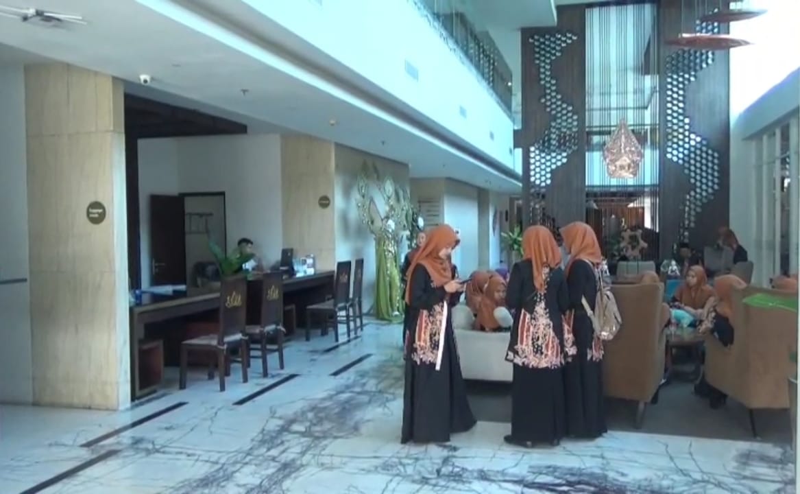 mtq-jatim-digelar-di-jember-muncul-fenomena-unik-sepatu-ditaruh-di-koridor