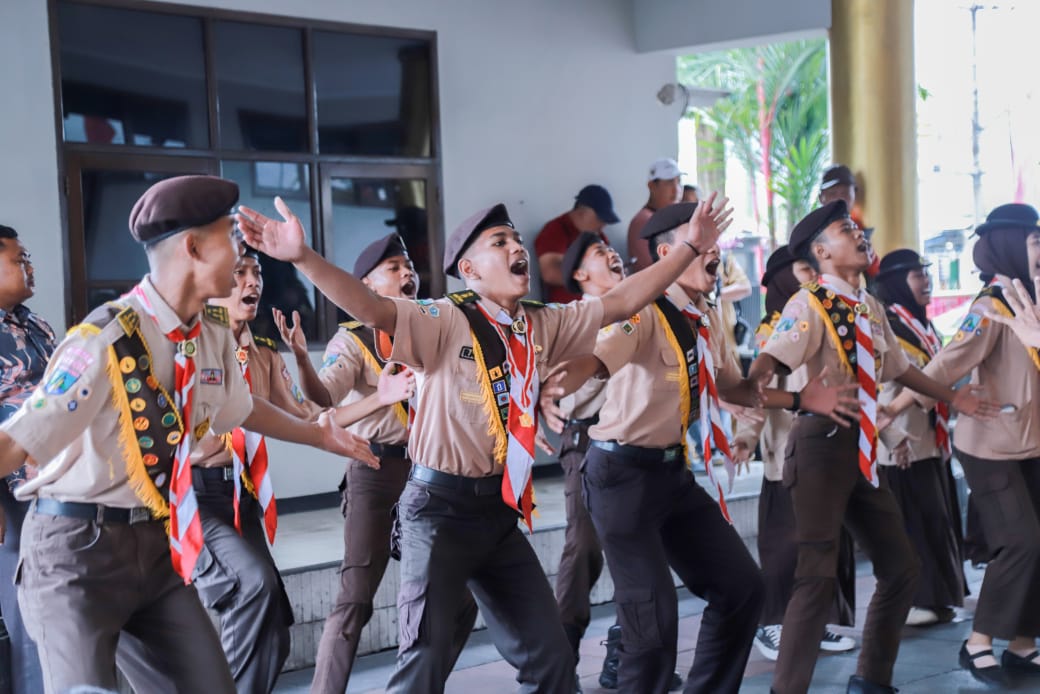 lepas-kontingen-pramuka-santri-bupati-fawait-tekankan-identitas-kota-santri-dan-prestasi