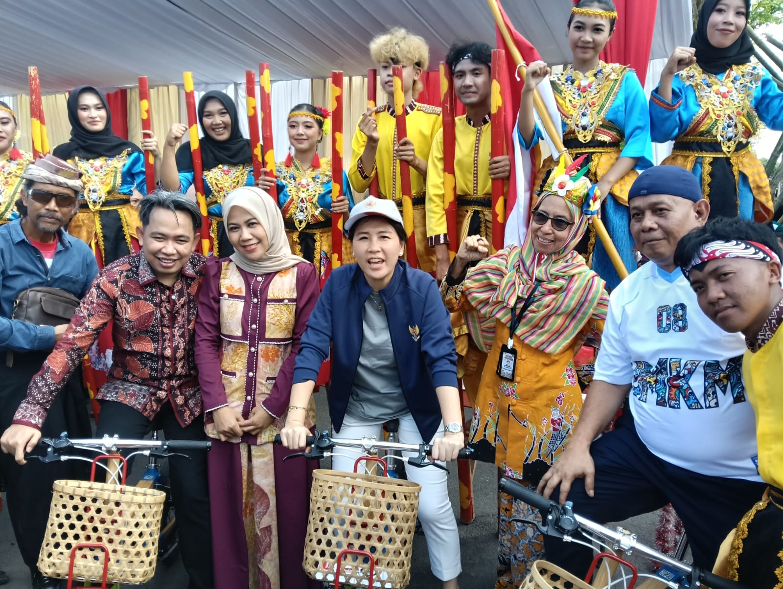 wamen-umkm-dan-pppa-hadiri-festival-egrang-dukung-komunitas-dan-edukasi-anak-lewat-tradisi