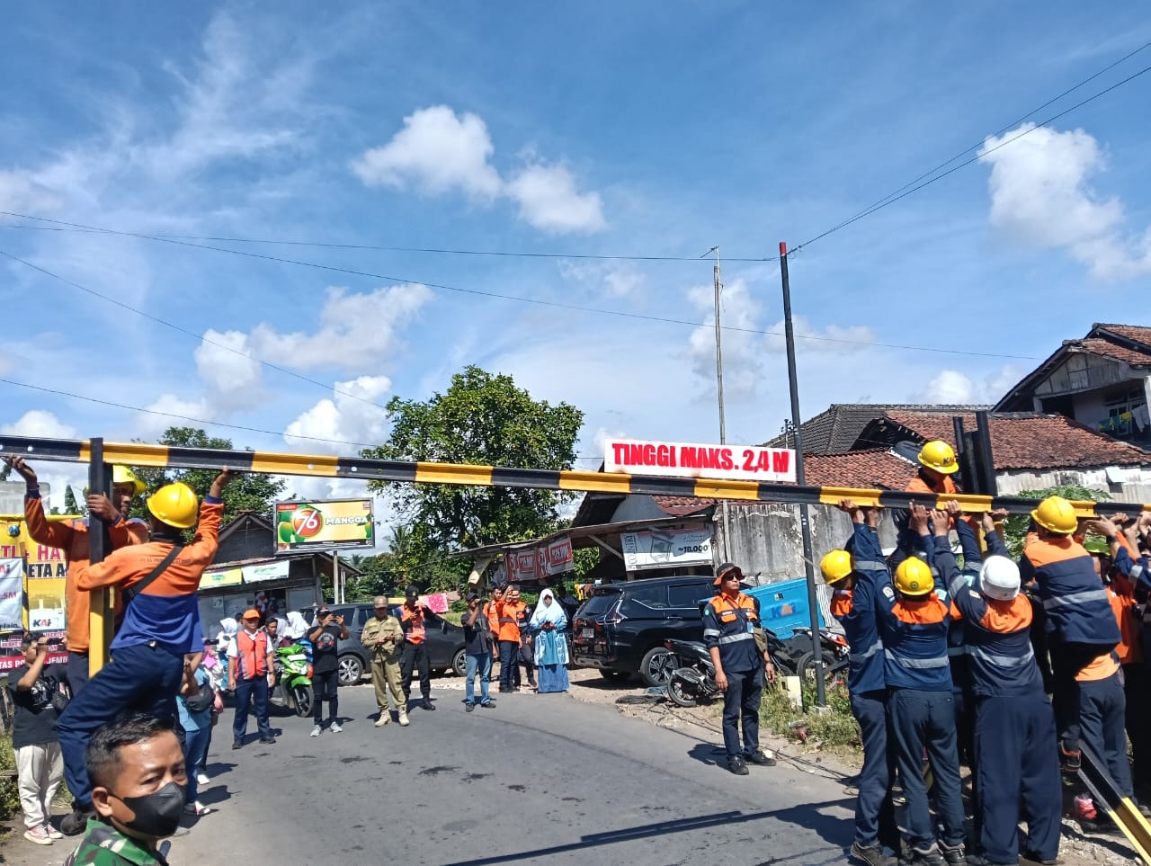 cegah-kecelakaan-kai-daop-9-jember-pasang-portal-pembatas-di-perlintasan-rawan-jpl-162-jember-arjasa