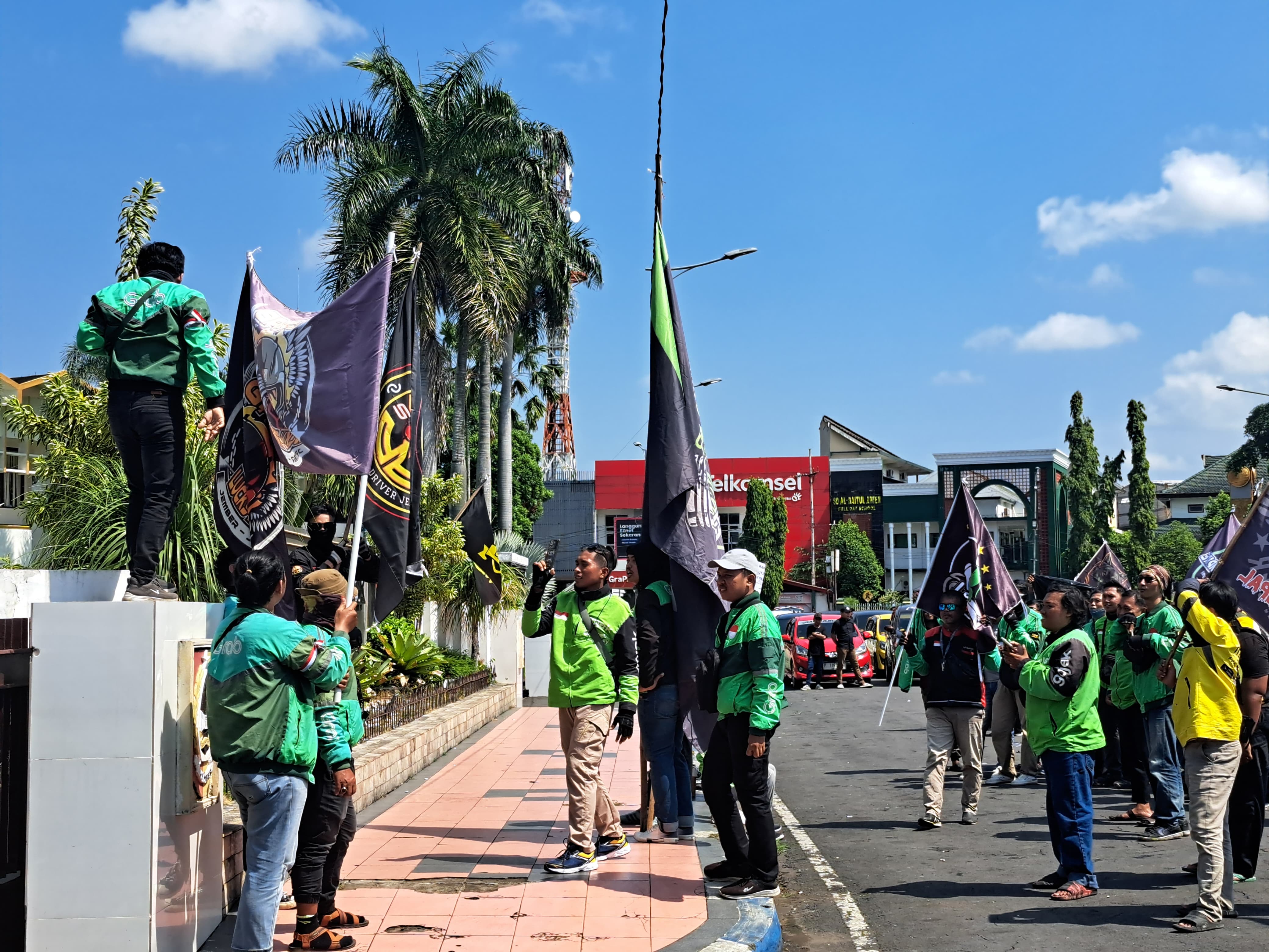 pendapatan-minim-ribuan-driver-ojol-jember-tuntut-naikkan-tarif-dan-perlindungan-pemerintah