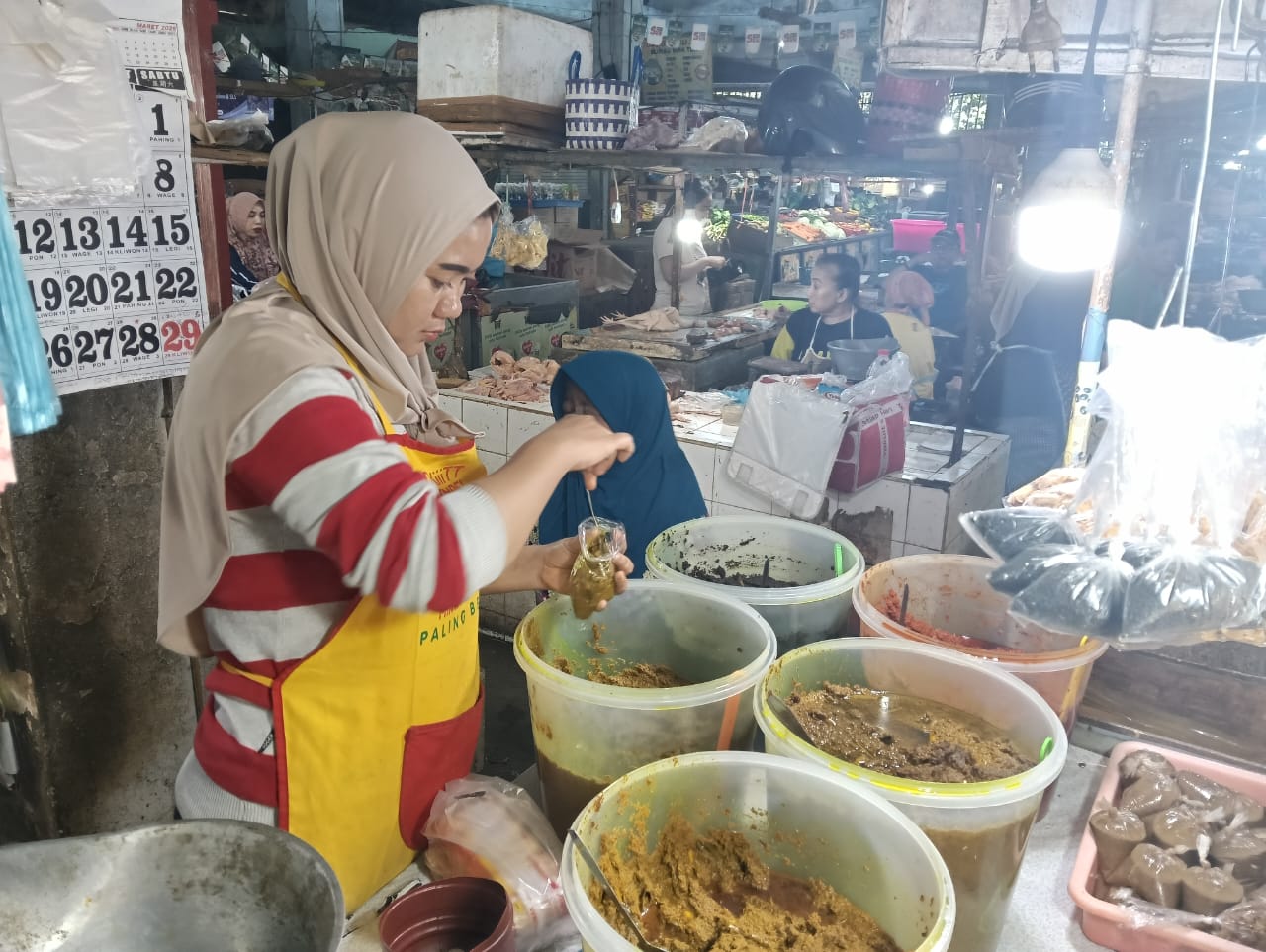 jelang-idul-adha-pedagang-pasar-tanjung-turunkan-harga-bumbu-demi-tarik-pembeli
