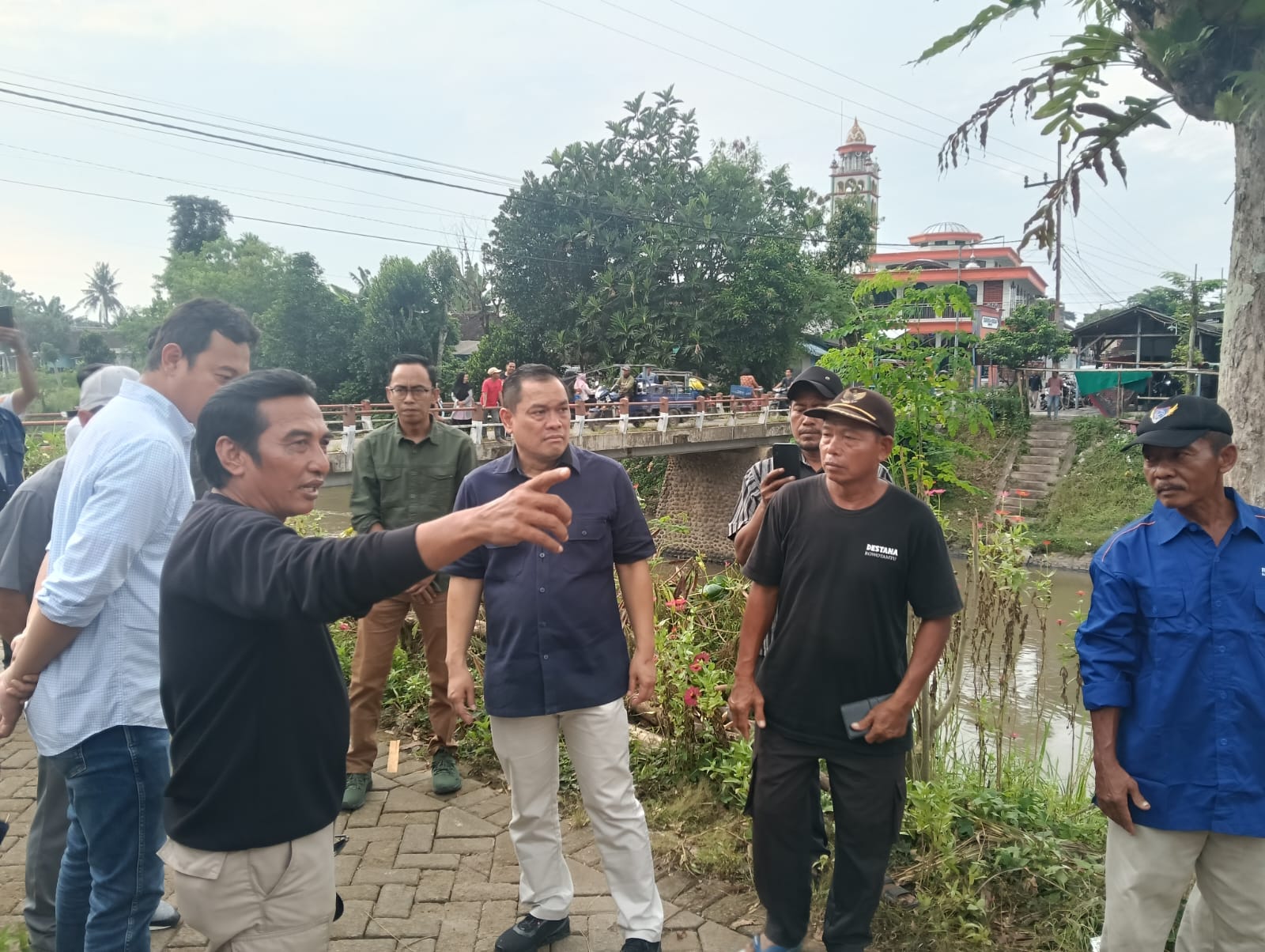 charles-meikyansyah-tinjau-korban-banjir-di-jember-salurkan-logistik-dan-donasi-rp100-juta-untuk-warga-terdampak