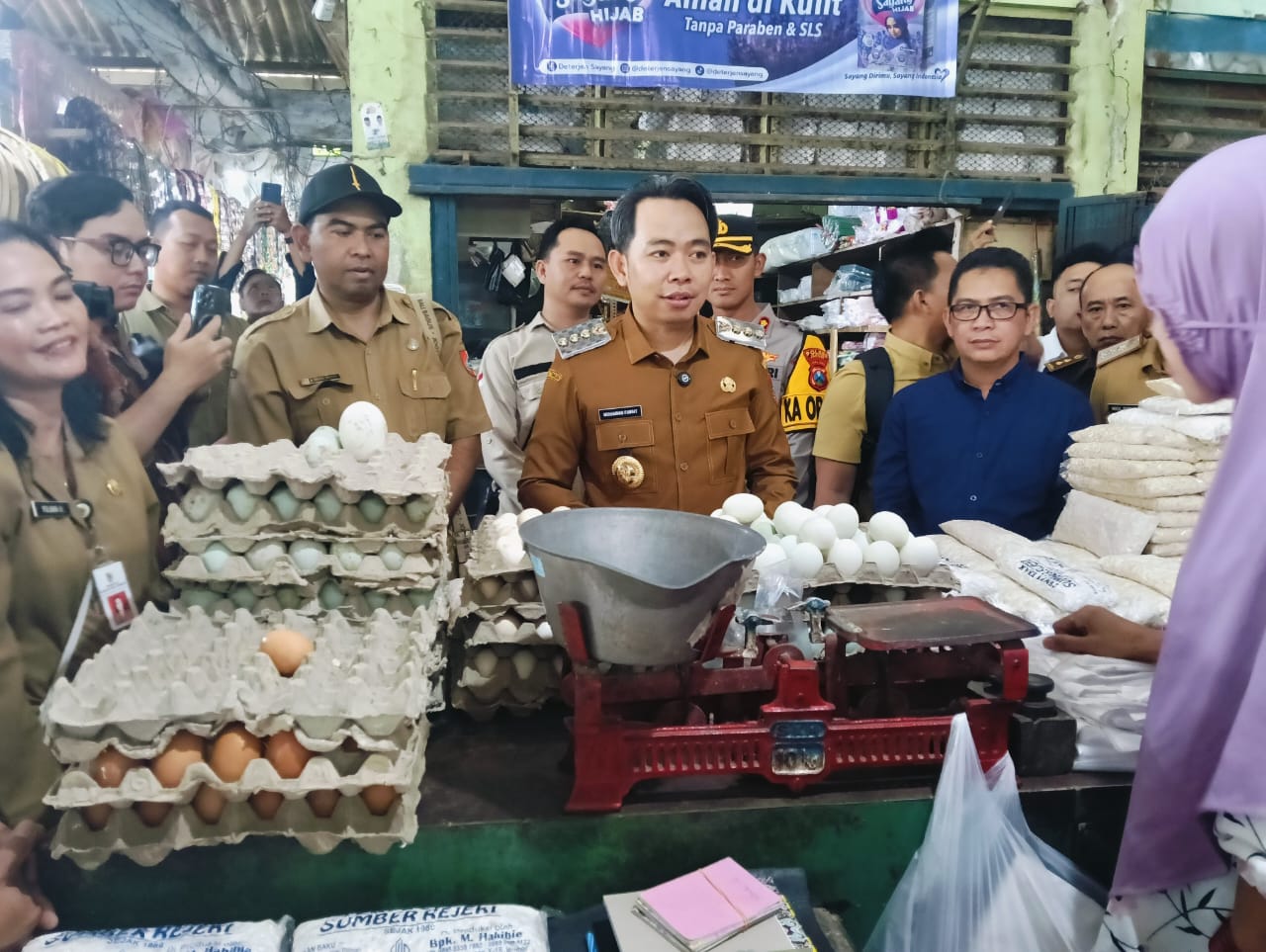 pastikan-kestabilan-harga-jelang-lebaran-bupati-sidak-pasar-tanjung