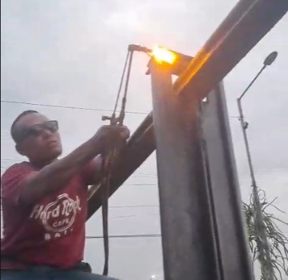 portal-dimensi-yang-dipasang-kai-dibongkar-warga-bupati-tidak-boleh-ada-kesewenang-wenangan