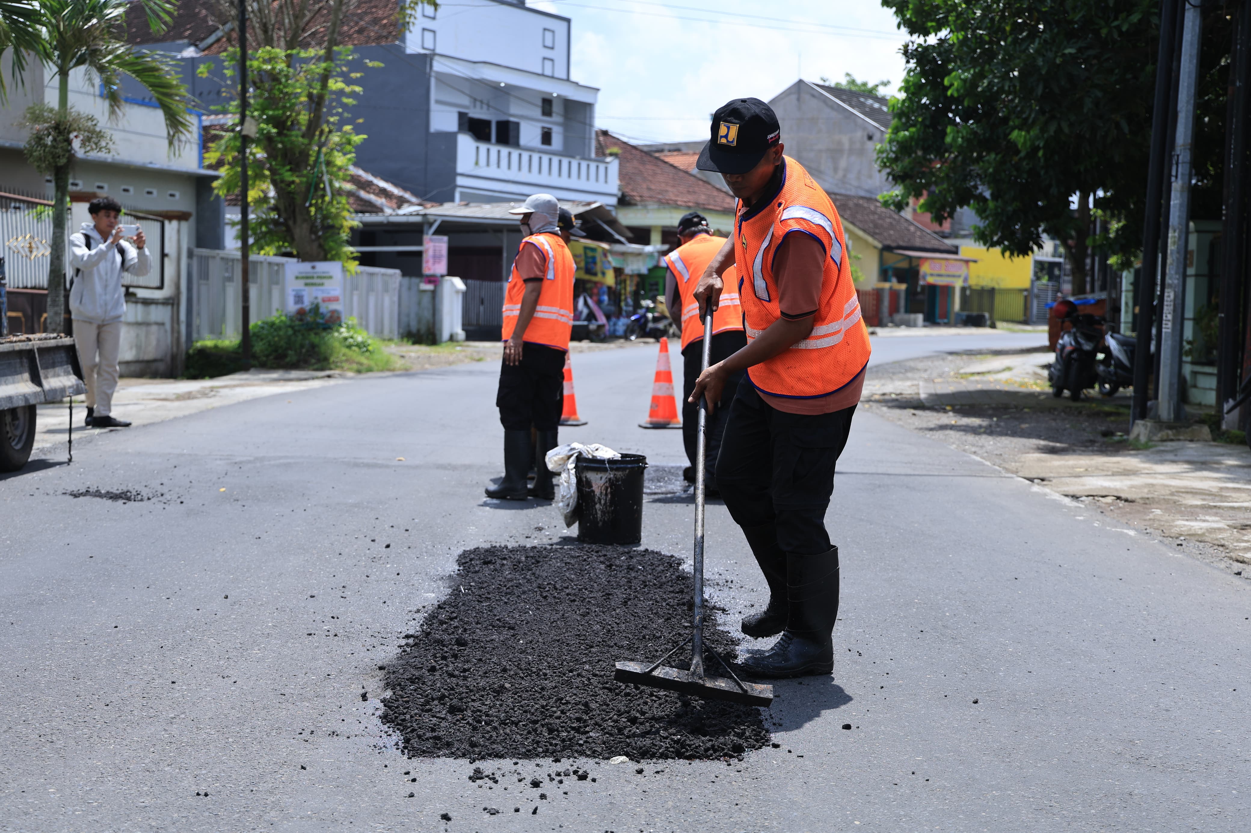jelang-lebaran-pemkab-jember-percepat-perbaikan-jalan-rusak