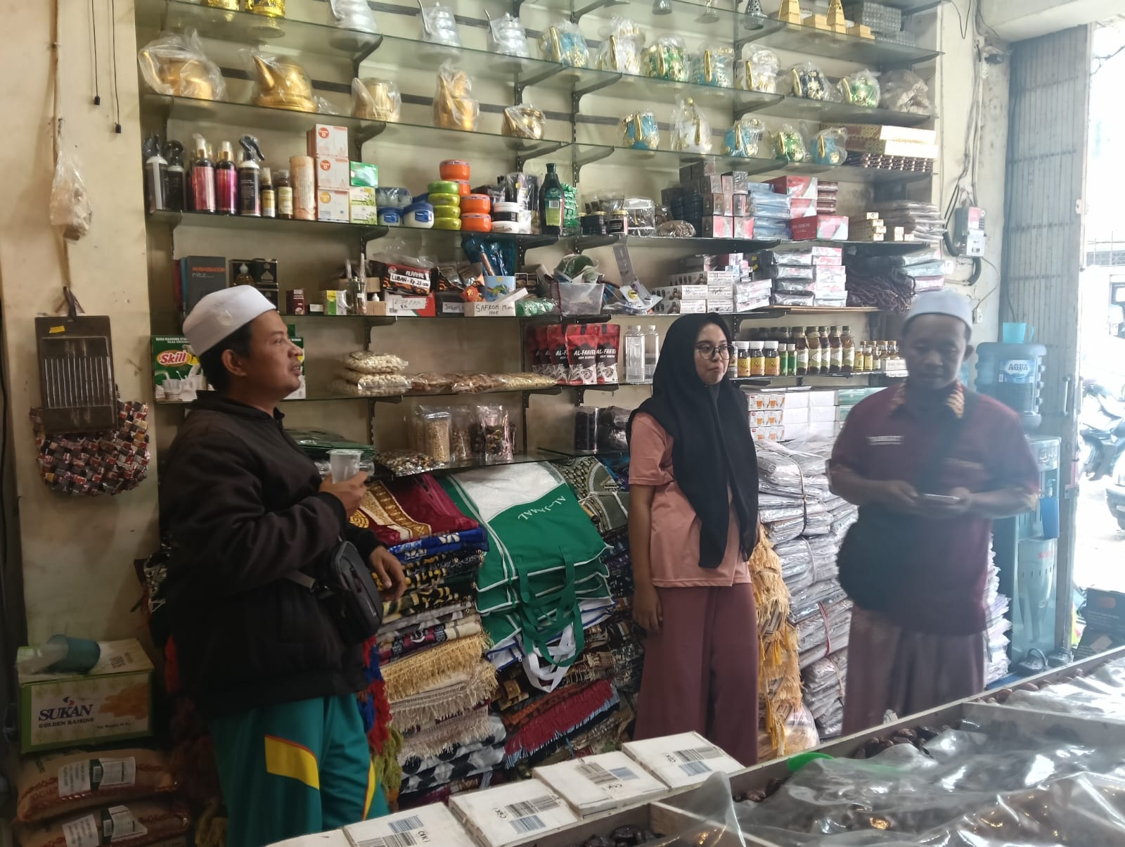 berkah-haji-penjualan-oleh-oleh-haji-di-jember-naik-hampir-dua-kali-lipat