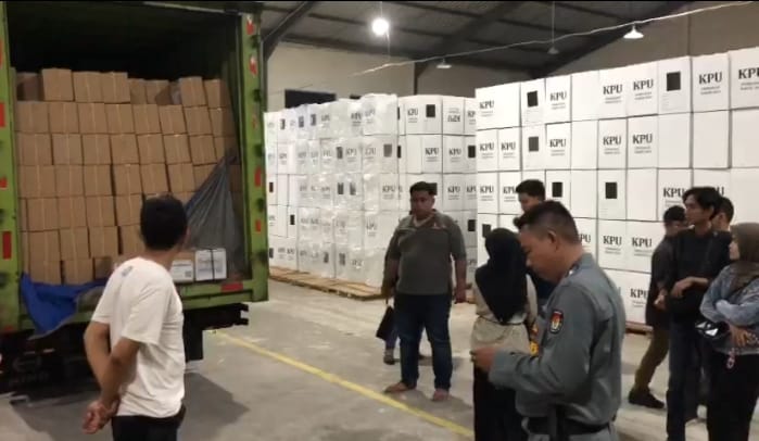 25-juta-surat-suara-pilkada-masuk-gudang-kpu-menunggu-proses-sortir-lipat