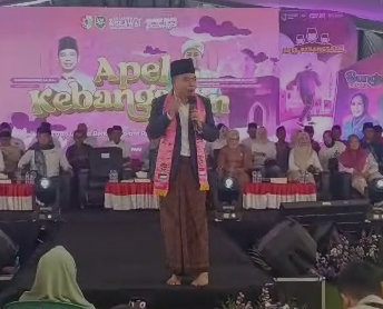 tak-mau-warga-desa-merasa-dianaktirikan-gus-fawait-ngantor-sambil-nginap-di-kampung-durian